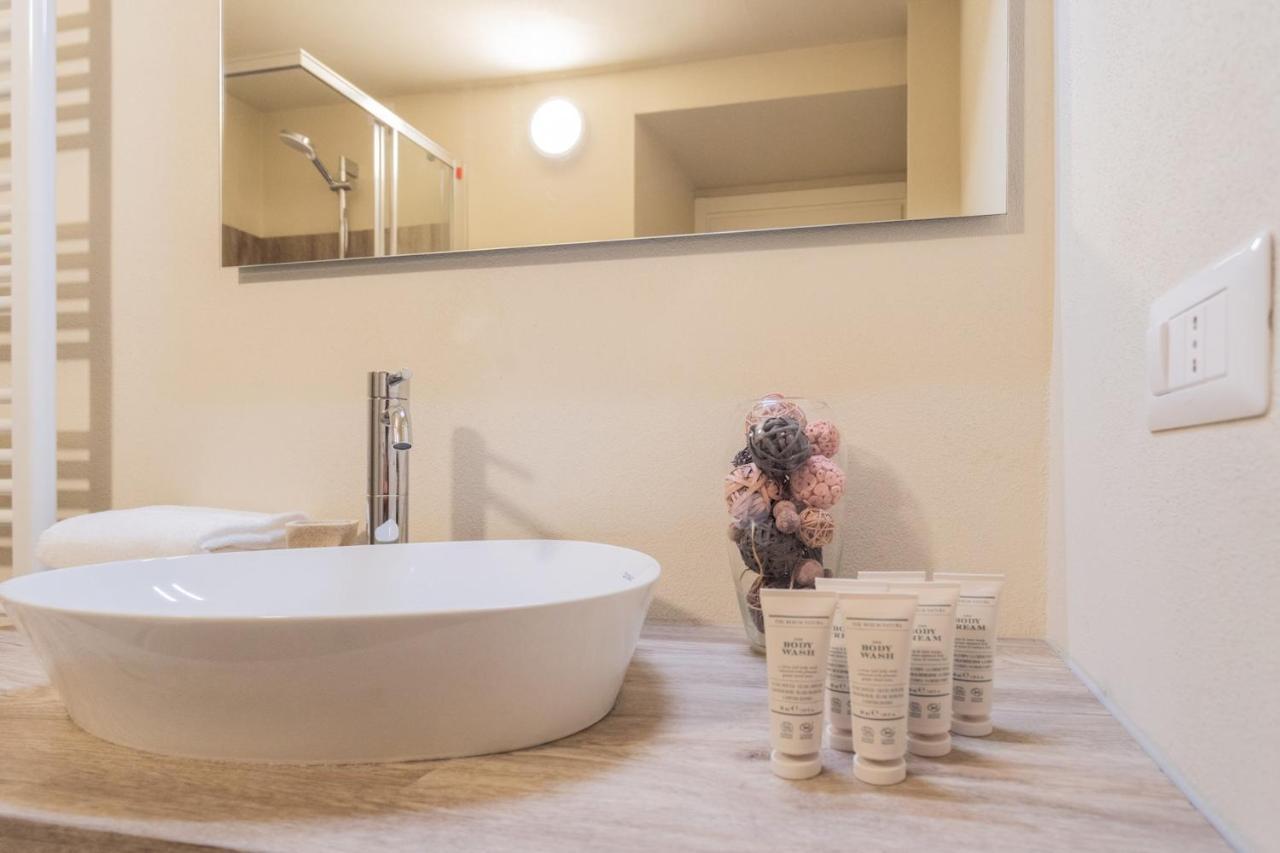 Romantic Escape City Centre With Jacuzzi & Parking By Rent All 科莫 外观 照片